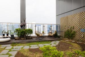 Градина пред Grand Bleu Hotel & Residence