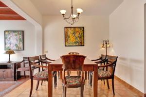 Posezení v ubytování This villa is ideal for families with children