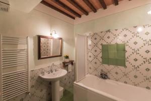 A bathroom at Holiday home in Antique Hamlet quoted in Dantes poem inferno Még 14 kép