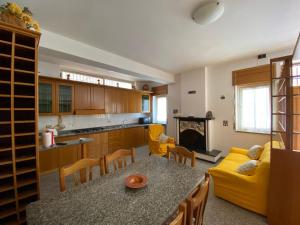 kuchnia i salon z żółtą kanapą w obiekcie La Rosa - Home Relax w Agropoli +36 zdjęć