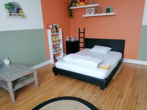 Ένα ή περισσότερα κρεβάτια σε δωμάτιο στο T4 Apartment Near Orly