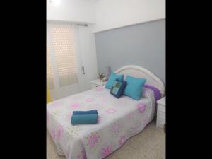 Posteľ alebo postele v izbe v ubytovaní Deluxe 3 bedroom Apartment, Balcony, 15 minutes walk to city and beach sys2