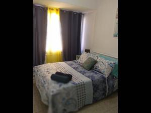 Posteľ alebo postele v izbe v ubytovaní Deluxe 3 bedroom Apartment, Balcony, 15 minutes walk to city and beach sys2