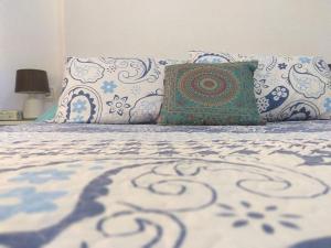Posteľ alebo postele v izbe v ubytovaní Deluxe 3 bedroom Apartment, Balcony, 15 minutes walk to city and beach sys2