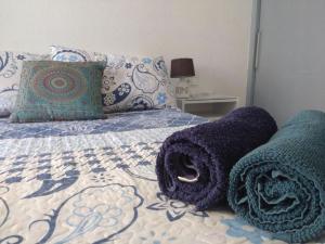 Posteľ alebo postele v izbe v ubytovaní Deluxe 3 bedroom Apartment, Balcony, 15 minutes walk to city and beach sys2