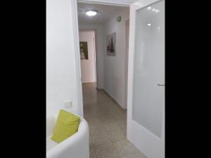 Fotografia z galérie ubytovania Deluxe 3 bedroom Apartment, Balcony, 15 minutes walk to city and beach sys2 v Alicante