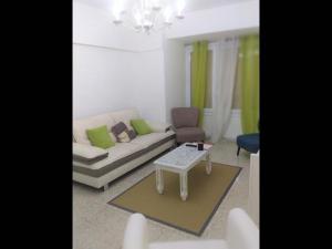 Posedenie v ubytovaní Deluxe 3 bedroom Apartment, Balcony, 15 minutes walk to city and beach sys2