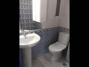 Kúpeľňa v ubytovaní Deluxe 3 bedroom Apartment, Balcony, 15 minutes walk to city and beach sys2