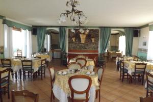 A restaurant or other place to eat at Il Campanile Hotel - La Cantina Del Pittore