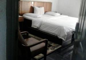 Postel nebo postele na pokoji v ubytování Aldgate Congress Hotel - Deluxe