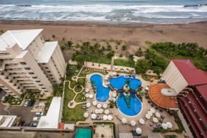 eine Luftansicht eines Resorts mit Strand in der Unterkunft Spectacular 3 bedroom Penthouse at Crocs Resort Casino in Jacó