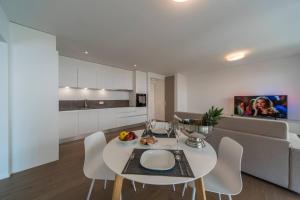 Η κουζίνα ή μικρή κουζίνα στο Brand New Apartment In The Heart Of Lugano City 10