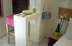 ダラトソにあるPosto Studio 5 Chania Crete 100 m from the beachの白いカウンター(部屋内のボウル付)