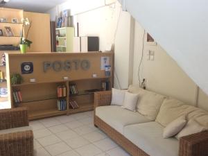 ダラトソにあるPosto Studio 5 Chania Crete 100 m from the beachのリビングルーム(ソファ、本棚付)