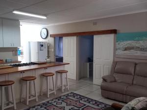 Kuchyň nebo kuchyňský kout v ubytování 25 ON Main Struisbaai