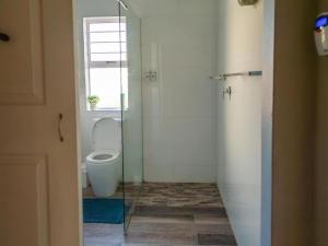 Koupelna v ubytování 25 ON Main Struisbaai