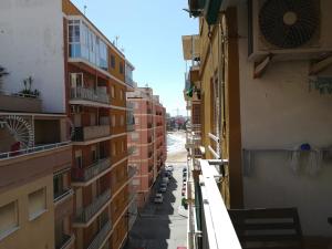 Fotografia z galérie ubytovania Beautiful 2-bedroom apartment less than 50m from the beach and side sea views v destinácii Torrevieja