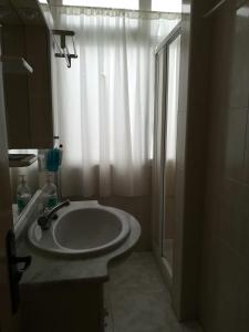 Fotografia z galérie ubytovania Beautiful 2-bedroom apartment less than 50m from the beach and side sea views v destinácii Torrevieja