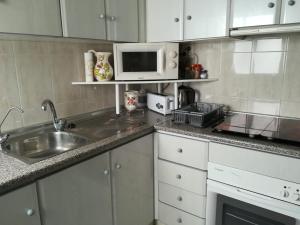 Fotografia z galérie ubytovania Beautiful 2-bedroom apartment less than 50m from the beach and side sea views v destinácii Torrevieja