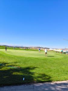 een groep mensen die golfen op een golfbaan bij Vista bella golf beach in Orihuela