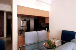 - un salon avec un canapé et des fauteuils bleus dans l'établissement Goistay Descubre el Encanto nico de Repblica Dominicana Bella Vista, à Los Prados 8 autres photos