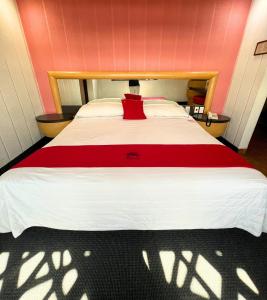 una camera da letto con un letto grande con una coperta rossa di Autoparador Del Valle a Città del Messico