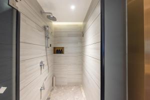 una cabina doccia con pannelli in legno in bagno di Atour X Hotel Wuhan Railway Station West Square a Wuhan