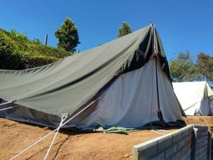 uma barraca é montada na terra em Swiss Tents in Ooty, Tn em Ooty