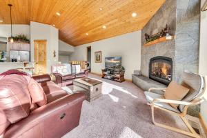 Et opholdsområde på Sunny Daze Cabin Luxurious 4BDR with Stunning Views