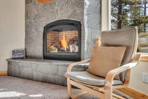 Et opholdsområde på Sunny Daze Cabin Luxurious 4BDR with Stunning Views + 29 billeder