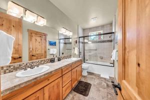 a bathroom with two sinks and a toilet and a shower at Sunny Daze Cabin Luxurious 4BDR with Stunning Views in Kings Beach +29 photos