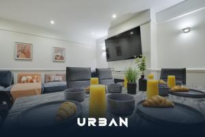 ein Wohnzimmer mit einem Tisch mit Brot darauf in der Unterkunft Spacious 4-Bedroom City Centre Houses, Sleeps 8 With Parking For 3 Cars in Peterborough