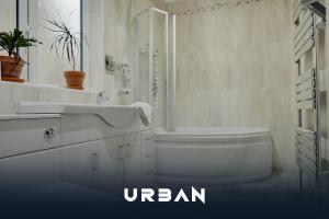 ein weißes Badezimmer mit Badewanne und Waschbecken in der Unterkunft Spacious 4-Bedroom City Centre Houses, Sleeps 8 With Parking For 3 Cars in Peterborough
