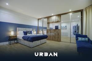 ein Schlafzimmer mit einem Kingsize-Bett und einer Couch in der Unterkunft Spacious 4-Bedroom City Centre Houses, Sleeps 8 With Parking For 3 Cars in Peterborough