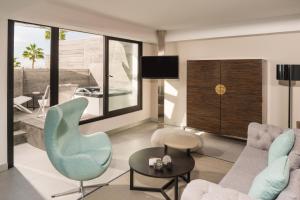 Uma TV ou centro de entretenimento em La Isla y el Mar, Hotel Boutique