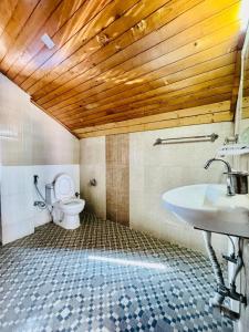 Koupelna v ubytování RV Cottage & Rooms - The Silken Stay #Royal View #Near Mall Manali