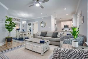 una sala de estar con un sofá y una mesa en 6026 Rookery 3 Deja Blue Beach Cottage With 2 Pools, en Gulf Shores