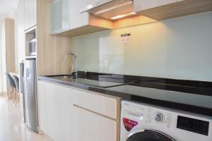 Η κουζίνα ή μικρή κουζίνα στο Fully Furnished with Cozy Design Studio at Menteng Park Apartment By Travelio