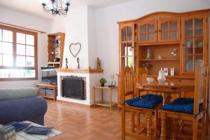 ein Wohnzimmer mit Tisch und Kamin in der Unterkunft Casa Del Ancla, Attractive House Near the Sea in Torrevieja in Torrevieja
