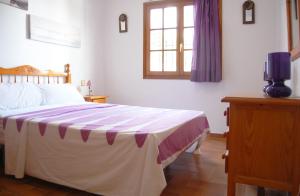 ein Schlafzimmer mit einem Bett und einem Fenster in der Unterkunft Casa Del Ancla, Attractive House Near the Sea in Torrevieja in Torrevieja