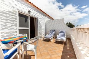 Balkón alebo terasa v ubytovaní Apartment near the beach, big terrace with nice sea views, wifi and parking