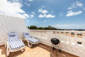 Balkón alebo terasa v ubytovaní Apartment near the beach, big terrace with nice sea views, wifi and parking