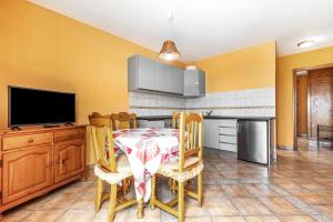 Kuchyňa alebo kuchynka v ubytovaní Apartment near the beach, big terrace with nice sea views, wifi and parking