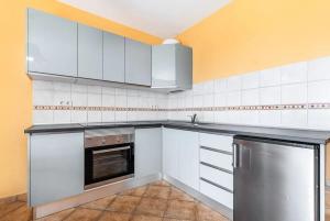 Kuchyňa alebo kuchynka v ubytovaní Apartment near the beach, big terrace with nice sea views, wifi and parking