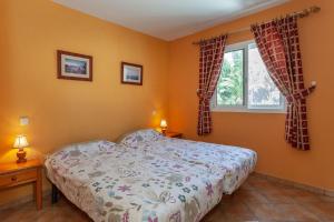 Posteľ alebo postele v izbe v ubytovaní Apartment near the beach, big terrace with nice sea views, wifi and parking