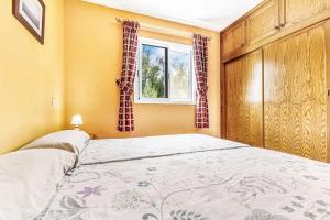 Posteľ alebo postele v izbe v ubytovaní Apartment near the beach, big terrace with nice sea views, wifi and parking