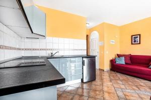 Kuchyňa alebo kuchynka v ubytovaní Apartment near the beach, big terrace with nice sea views, wifi and parking