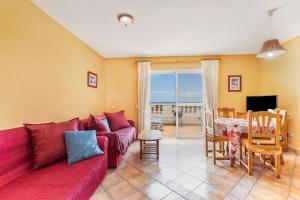 Televízia a/alebo spoločenská miestnosť v ubytovaní Apartment near the beach, big terrace with nice sea views, wifi and parking