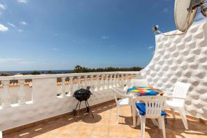 Balkón alebo terasa v ubytovaní Apartment near the beach, big terrace with nice sea views, wifi and parking