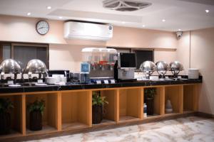 カラチにあるHotel Pearl Innの部屋内のカウンター付きコーヒーショップ